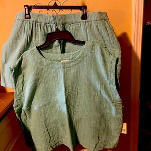 a.n.a a new approach women's wasabi green short size XXL with matching top